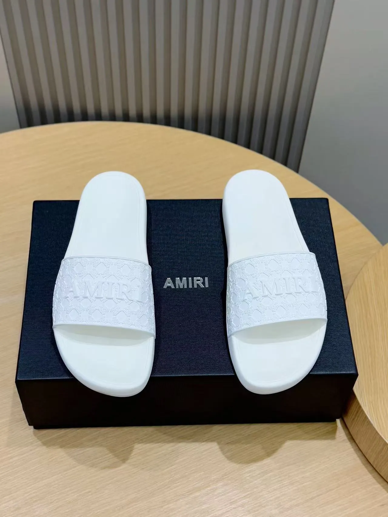 [AMIRI* Emil] P: 300💰 Size: 39-45 Official website new original 1:1 AMIRI* Emil classic men's slippers, high-end boutique, original material, TPU upper, foam bottom, fine workmanship, casual, loose and comfortable, a must-have in summer.